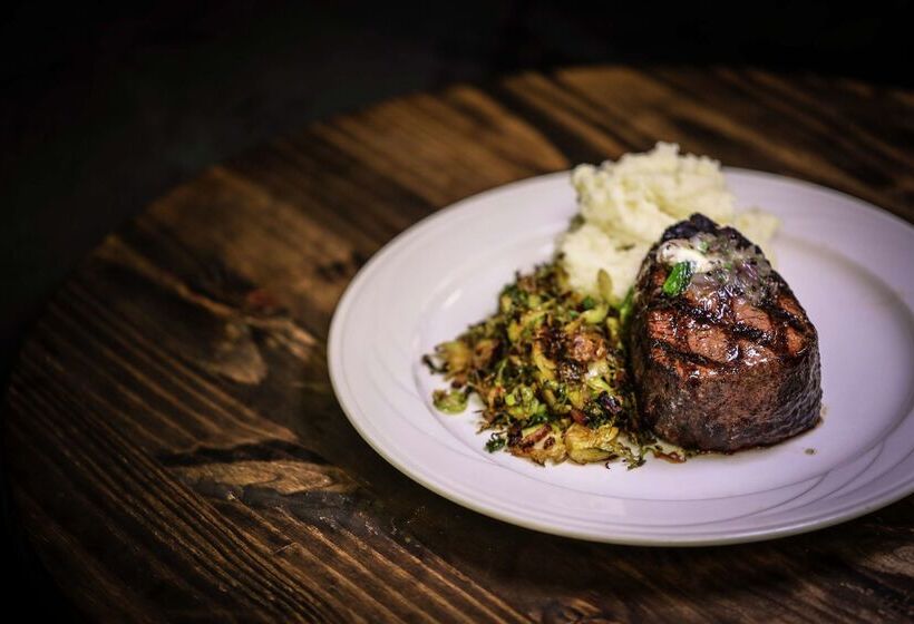 هتل Doubletree By Hilton Jamestown