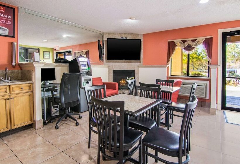 هتل Econo Lodge Atlanta Airport East