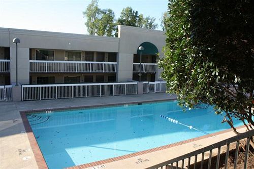 فندق Gainesville Inn & Suites