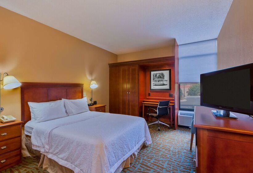 בית מלון כפרי Hampton Inn Hendersonville