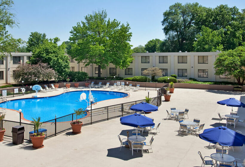 בית מלון כפרי Holiday Inn Country Club Plaza