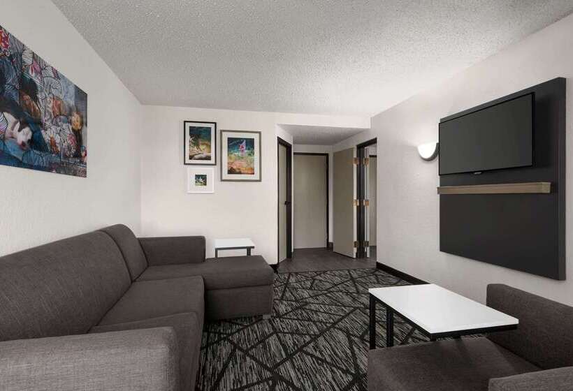 هتل La Quinta By Wyndham Cleveland Airport West