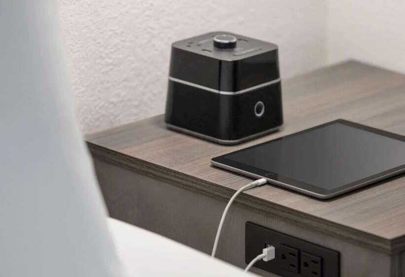 هتل La Quinta By Wyndham Cleveland Airport West