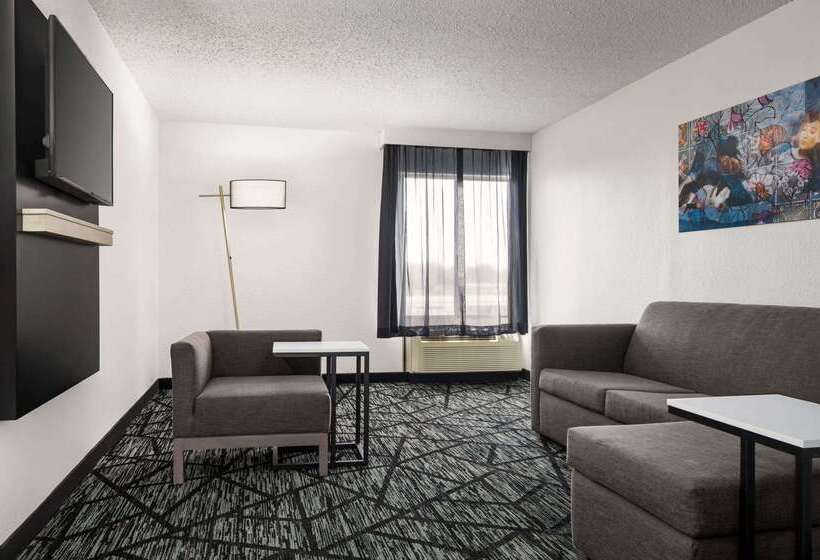 هتل La Quinta By Wyndham Cleveland Airport West