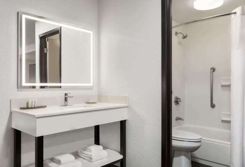 هتل La Quinta By Wyndham Cleveland Airport West