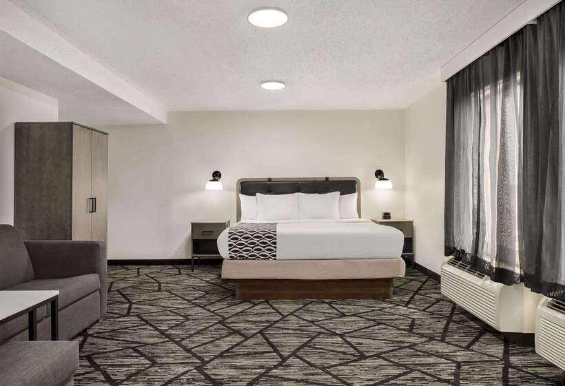 هتل La Quinta By Wyndham Cleveland Airport West