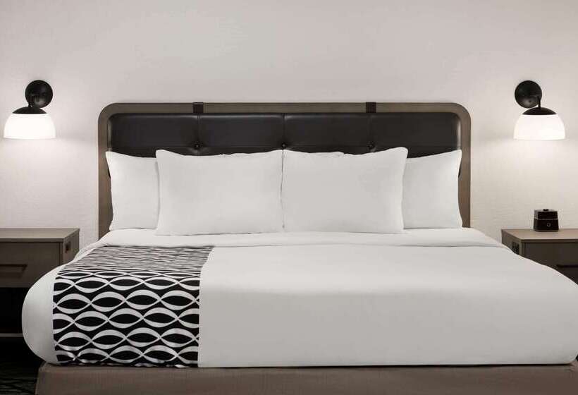 هتل La Quinta By Wyndham Cleveland Airport West