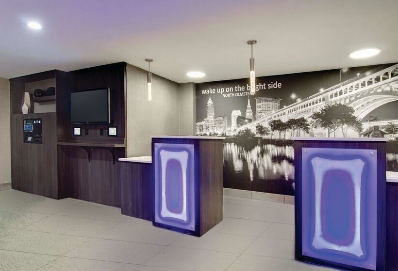 هتل La Quinta By Wyndham Cleveland Airport West