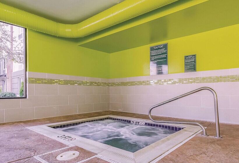 هتل La Quinta By Wyndham Cleveland Airport West