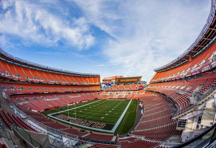 هتل La Quinta By Wyndham Cleveland Airport West