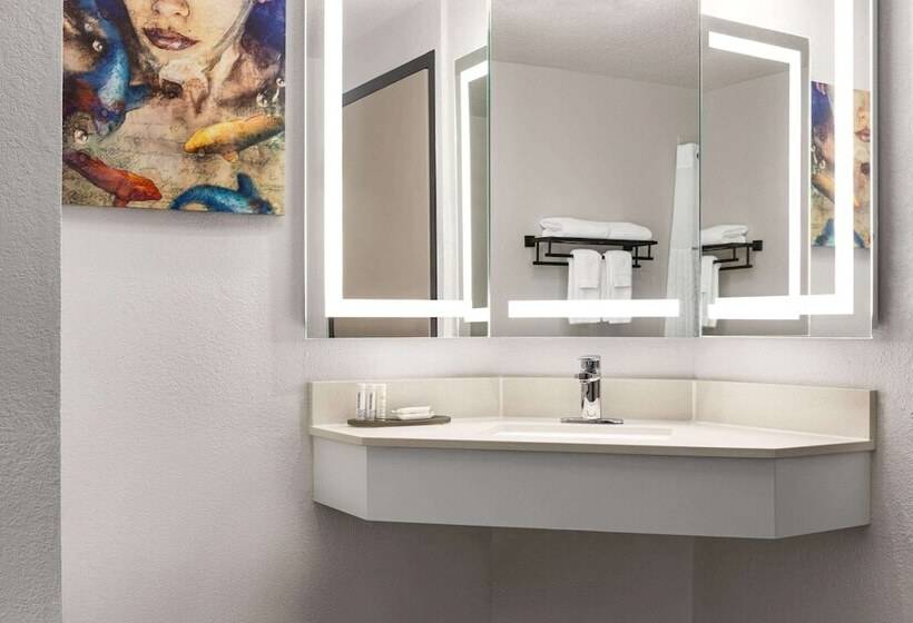 هتل La Quinta By Wyndham Cleveland Airport West