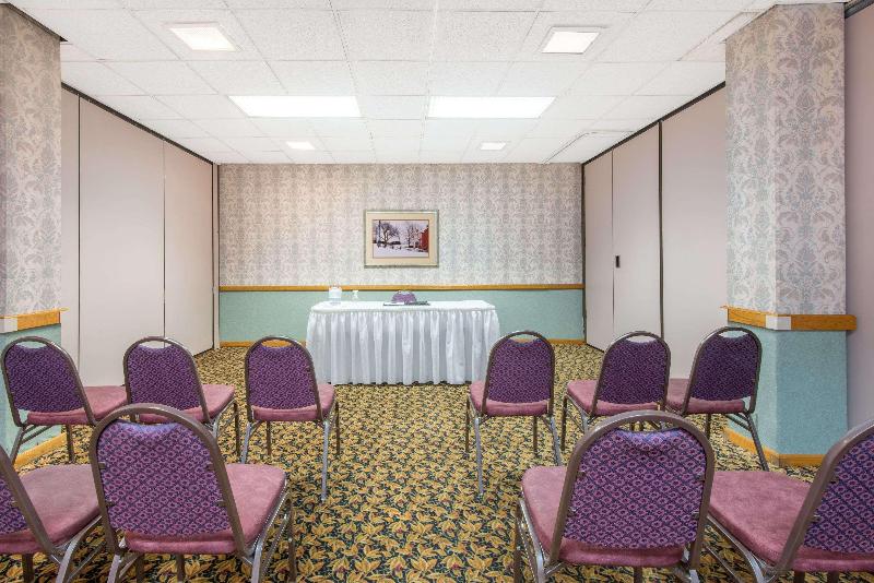 فندق Ramada By Wyndham Cumberland Downtown
