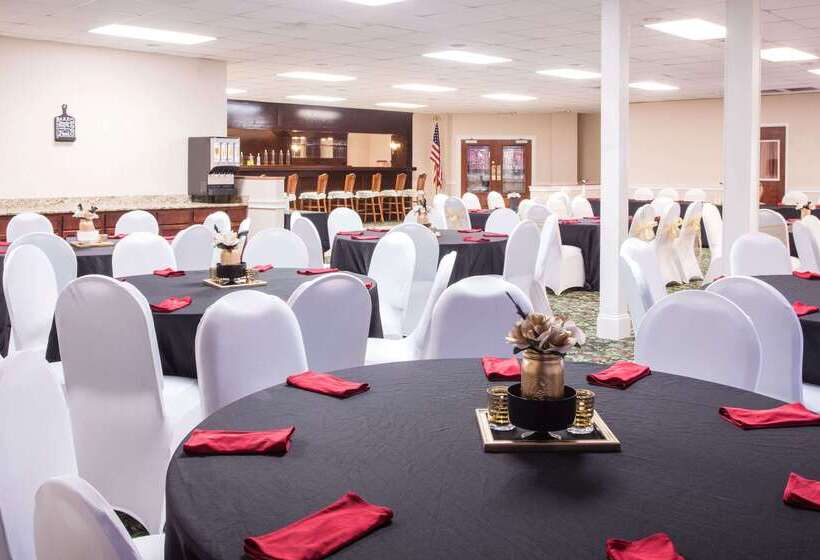 هتل Ramada By Wyndham & Suites Warner Robins