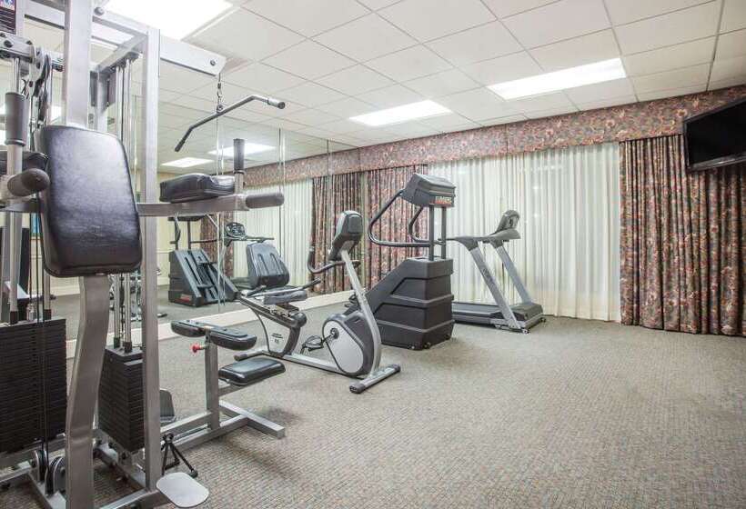 هتل Ramada By Wyndham & Suites Warner Robins