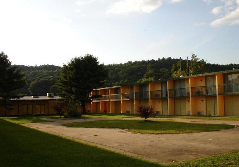 ホテル Pocono Inn & Banquet   Stroudsburg