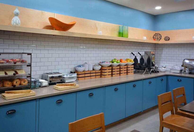 هتل Country Inn & Suites By Radisson, Asheville West Near Biltmore