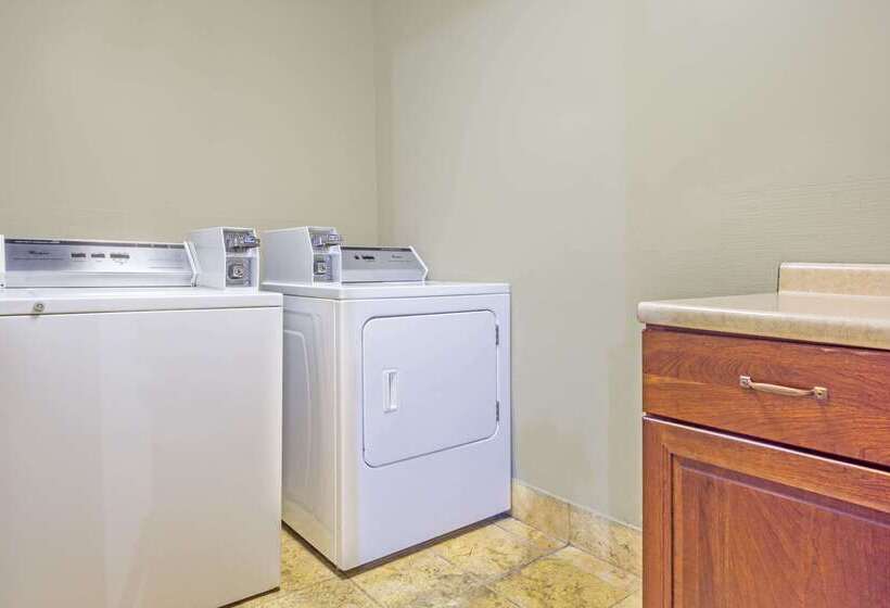 Отель Days Inn By Wyndham Columbus Airport
