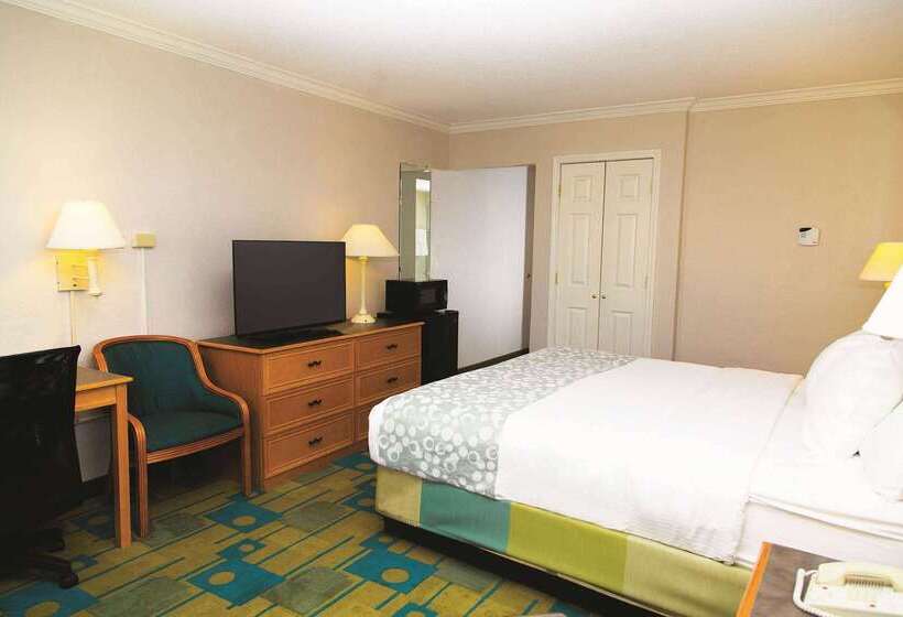 هتل Days Inn By Wyndham Del Rio