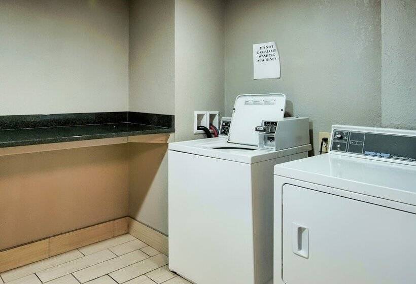בית מלון כפרי Days Inn & Suites By Wyndham Johnson City