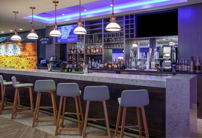 هتل Doubletree By Hilton Hot Springs