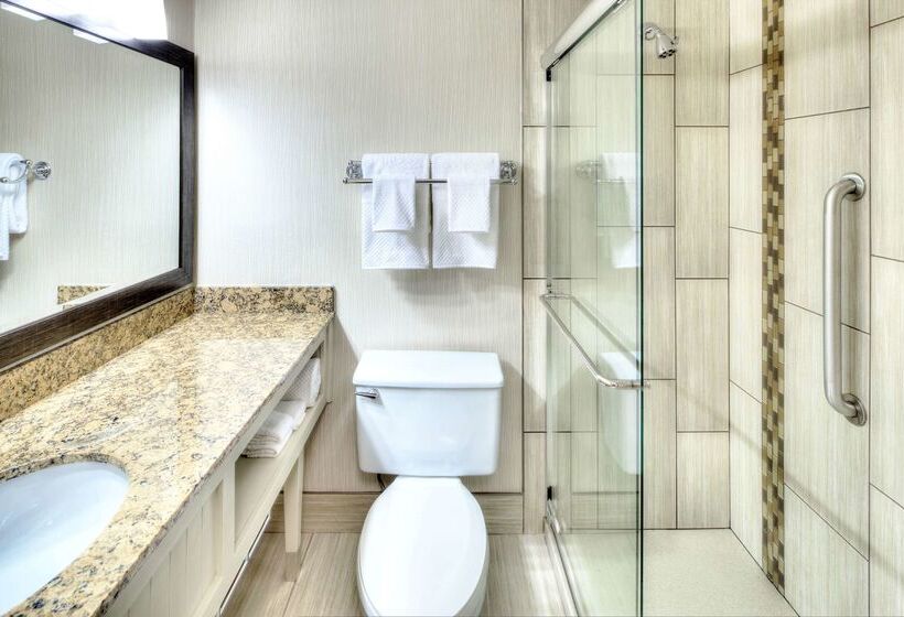 هتل Doubletree By Hilton Madison Downtown