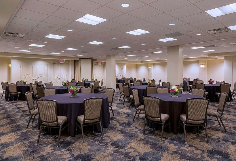 هتل Doubletree By Hilton Madison Downtown