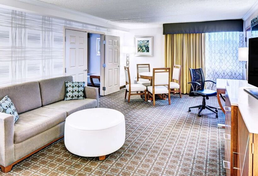 هتل Doubletree By Hilton Madison Downtown