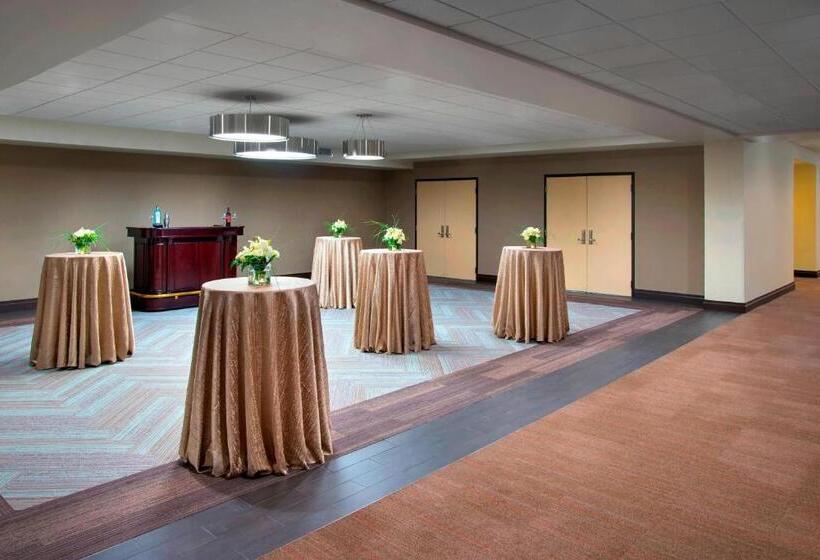 هتل Four Points By Sheraton Charleston