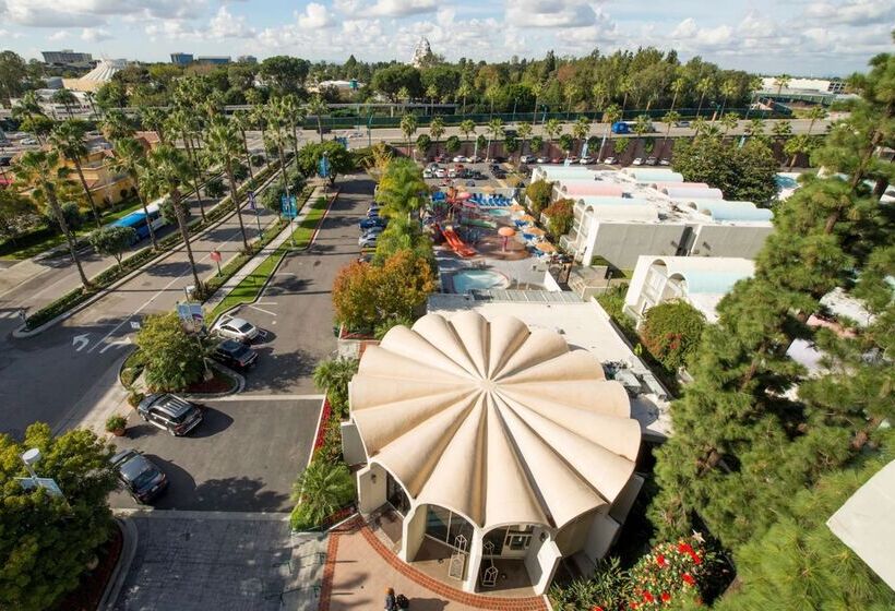 Howard Johnson By Wyndham Anaheim Hotel & Water Playground
