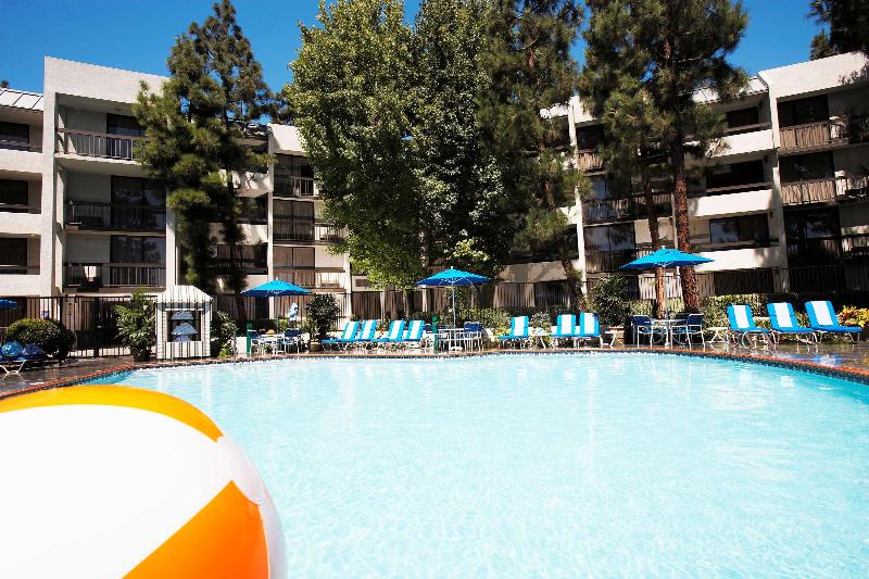 Howard Johnson By Wyndham Anaheim Hotel & Water Playground