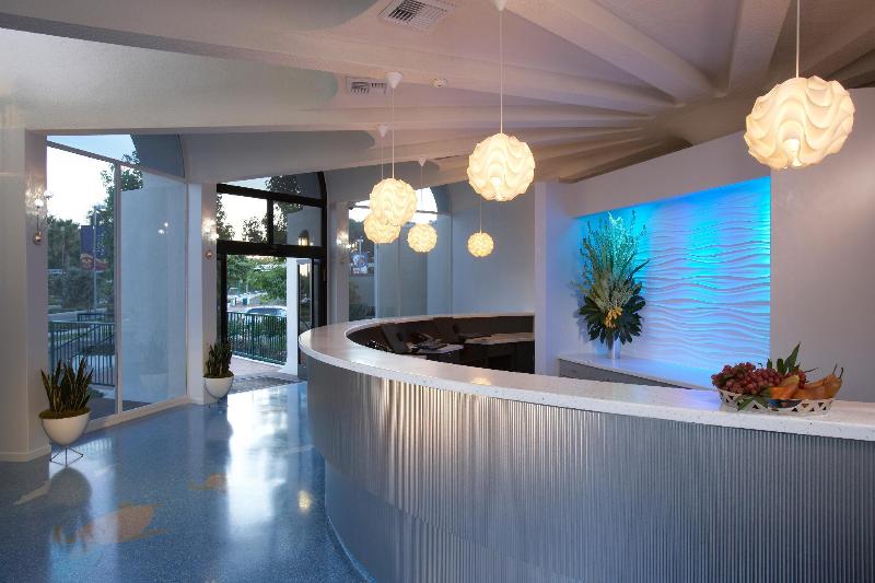 Howard Johnson By Wyndham Anaheim Hotel & Water Playground