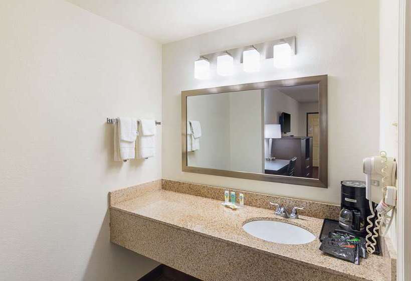 هتل Quality Inn