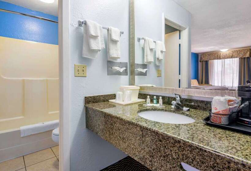 בית מלון כפרי Quality Inn Sarasota North Near Lido Key Beach