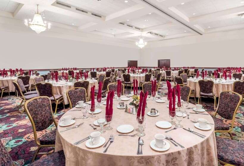 Ramada By Wyndham State College Hotel & Conference Center