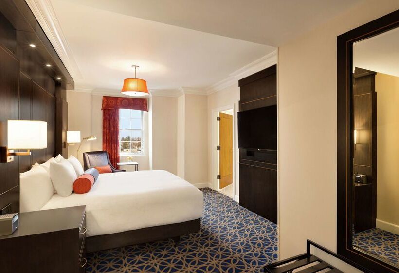 فندق Saranac Curio Collection By Hilton