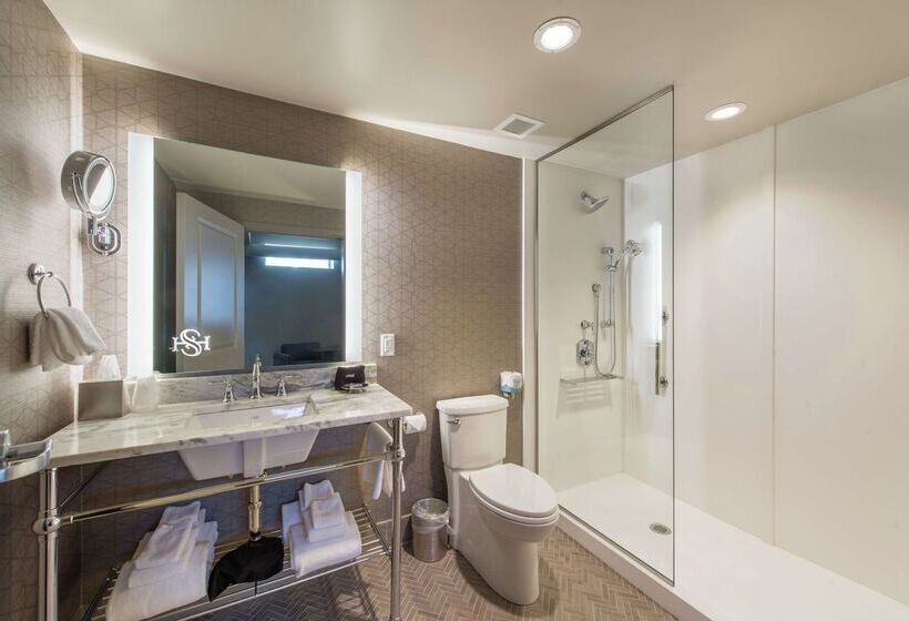 فندق Saranac Curio Collection By Hilton