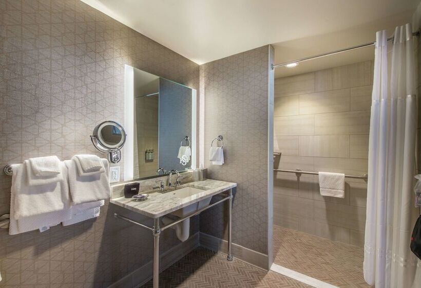 فندق Saranac Curio Collection By Hilton