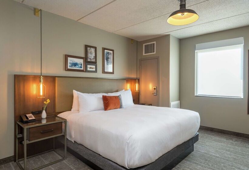 فندق Saranac Curio Collection By Hilton