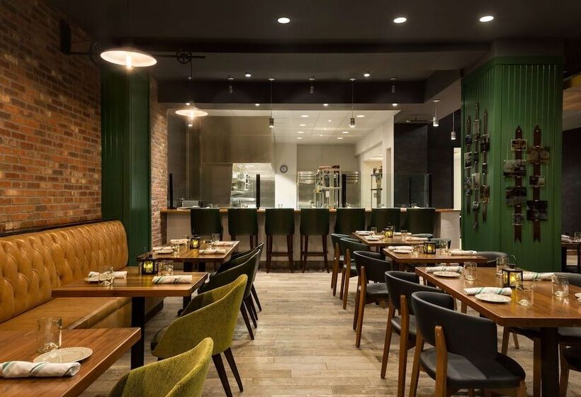 فندق Saranac Curio Collection By Hilton
