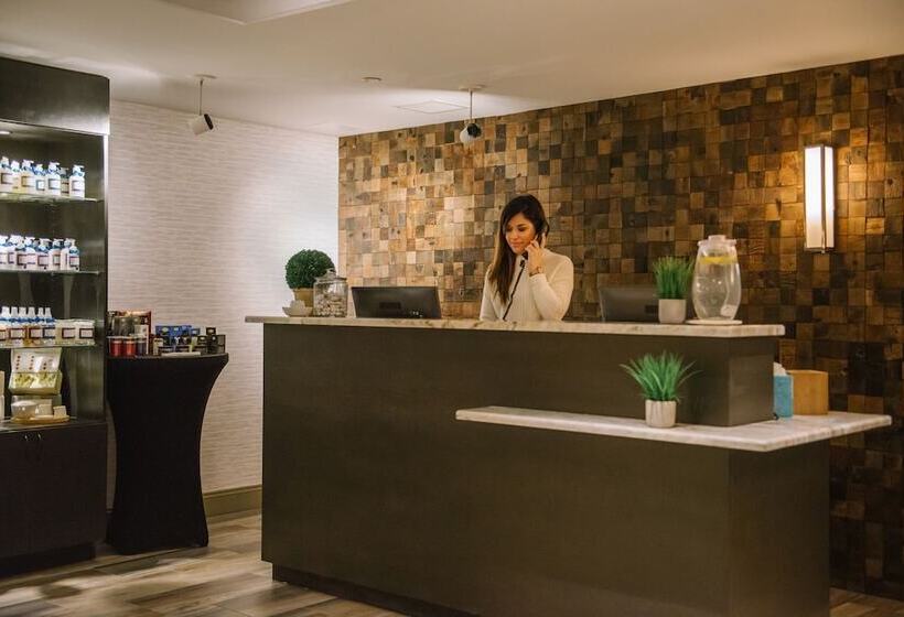 فندق Saranac Curio Collection By Hilton