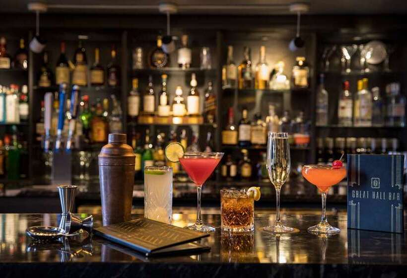 فندق Saranac Curio Collection By Hilton
