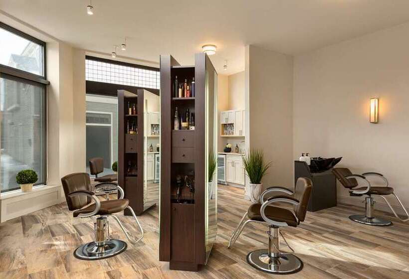فندق Saranac Curio Collection By Hilton