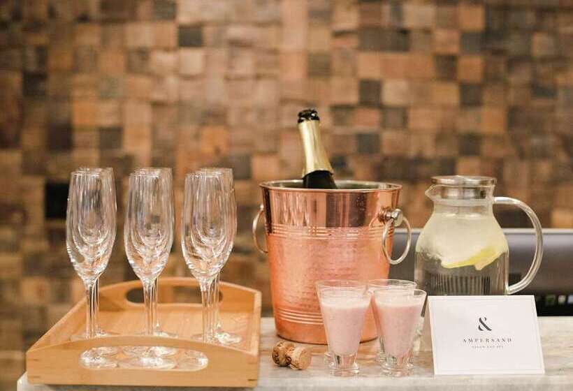 فندق Saranac Curio Collection By Hilton