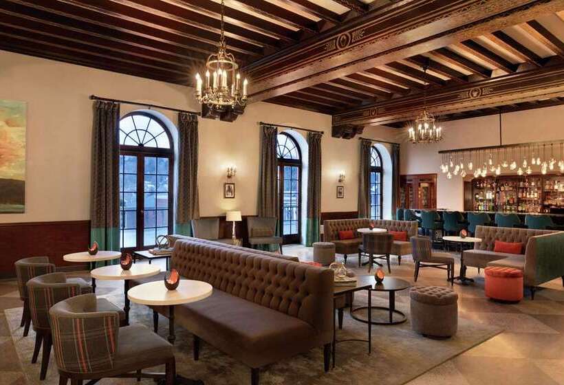 فندق Saranac Curio Collection By Hilton