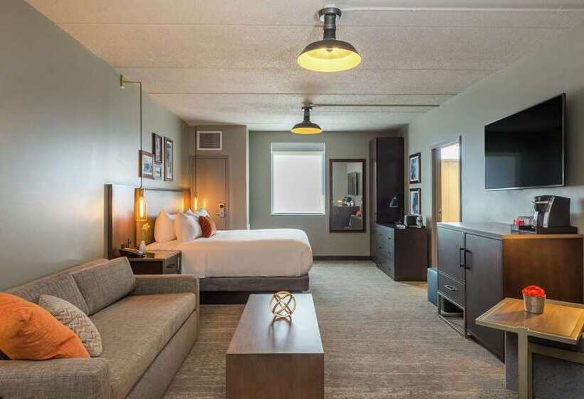 فندق Saranac Curio Collection By Hilton