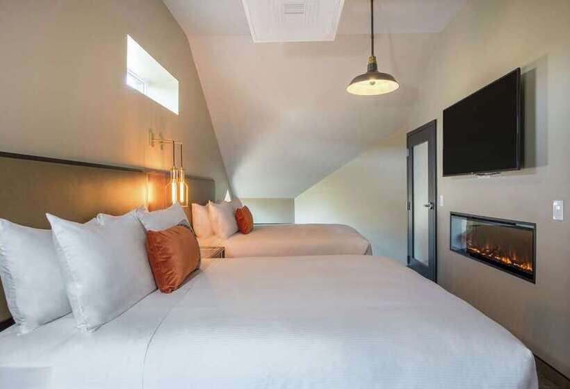 فندق Saranac Curio Collection By Hilton
