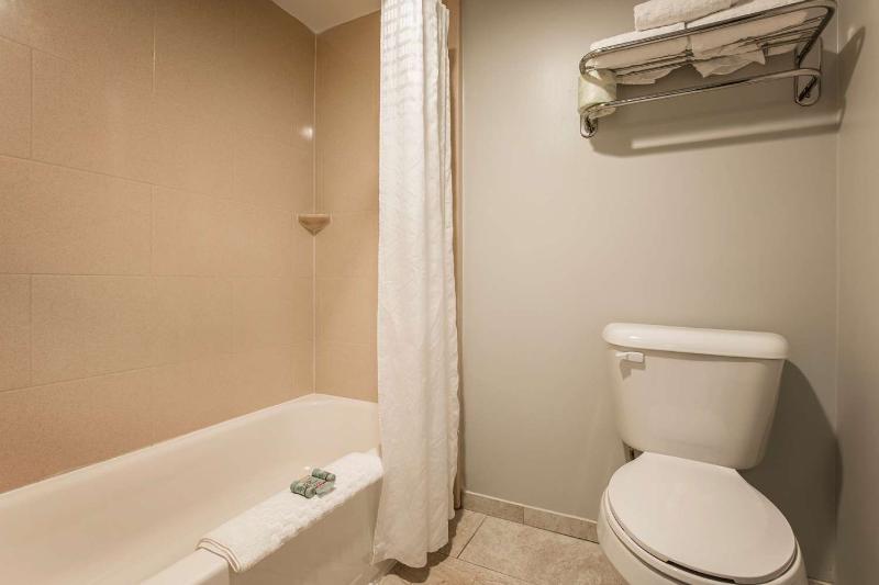 בית מלון כפרי Best Western Ashbury Inn