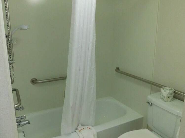 هتل Days Inn & Suites By Wyndham Schaumburg  Woodfield Mall