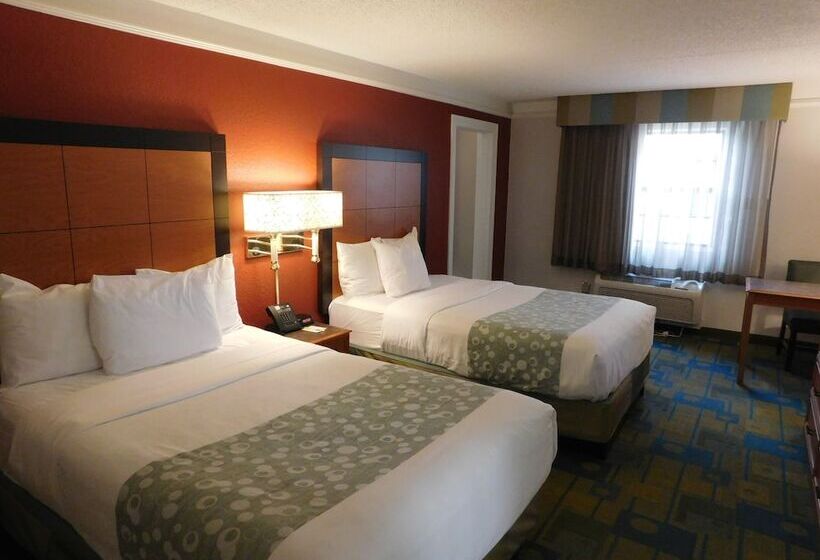 هتل Days Inn & Suites By Wyndham Schaumburg  Woodfield Mall