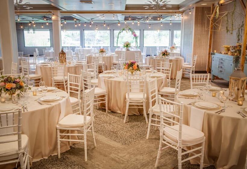 هتل Holiday Inn Milwaukee Riverfront, An Ihg